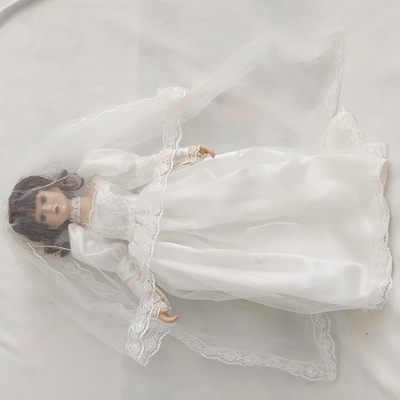 Vintage porcelain doll in wedding gown and veil. Approximately 17". - Picture 7 of 13